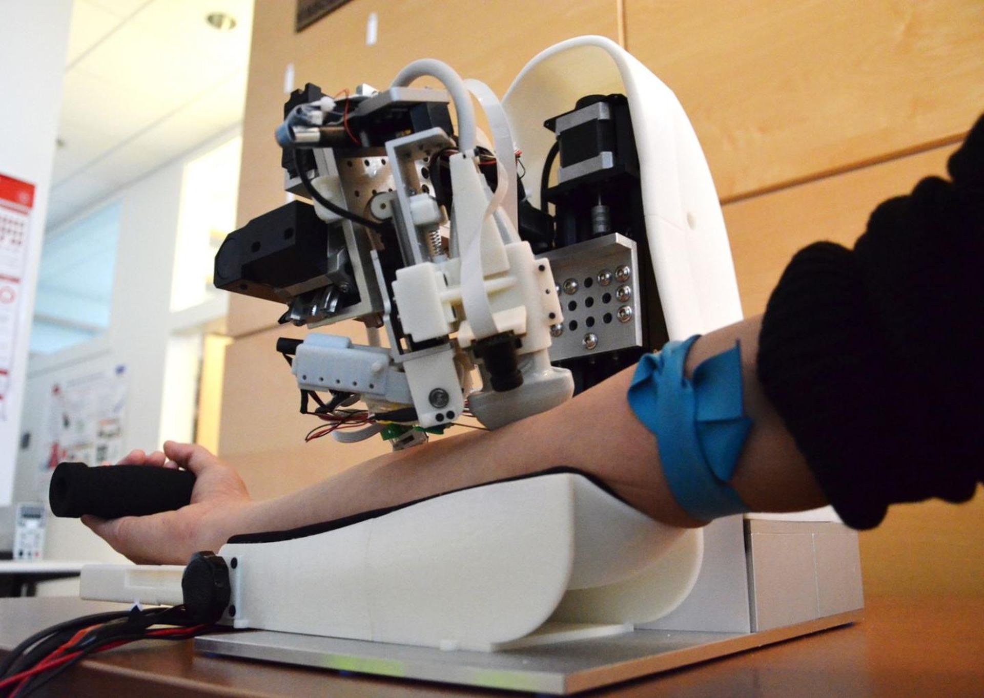 Искусственный интеллект аппарат. Робот для взятия крови из вены. Медицинские роботы. Робот Veebot. Робототехника в медицине.